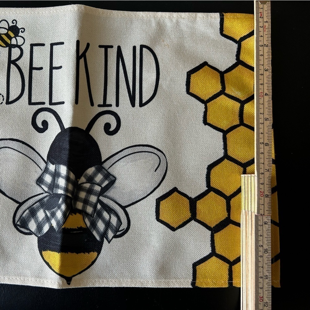 Bee Kind Placemats 12 x 18 Inch Set of 4 - BRAND NEW - Picture 3 of 4